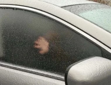 Βίντεο: Τι πιστεύετε ότι σπάει αυτή η γυναίκα στο αυτοκίνητό της; - Δεν θα πάει το μυαλό σας...